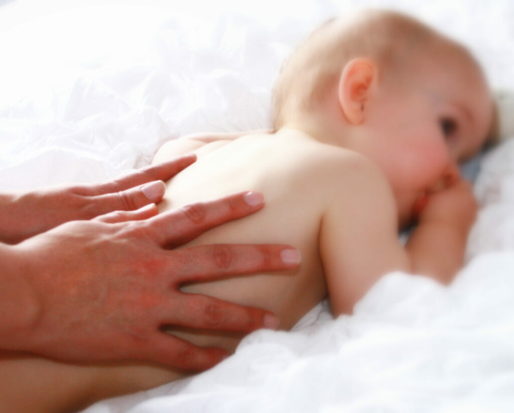 ما هي فوائد تدليك الرضع؟
