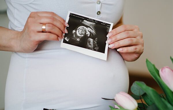 هل يمكن معرفة الحمل بتوأم من الشهر الأول