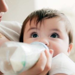 ما هي أسباب عدم شبع الرضيع من الحليب الصناعي؟