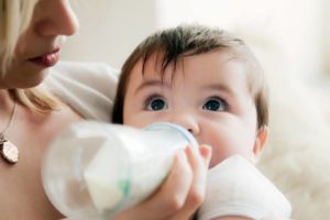 ما هي أسباب عدم شبع الرضيع من الحليب الصناعي؟