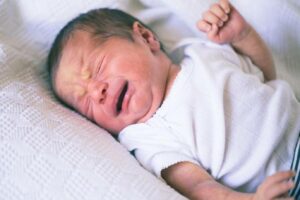 ما هي أسباب صراخ الطفل الرضيع بصوت عالي؟