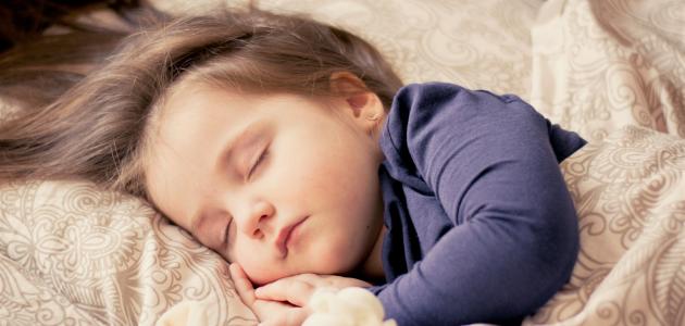 كيف يمكن تعويد الطفل على النوم بمفرده؟