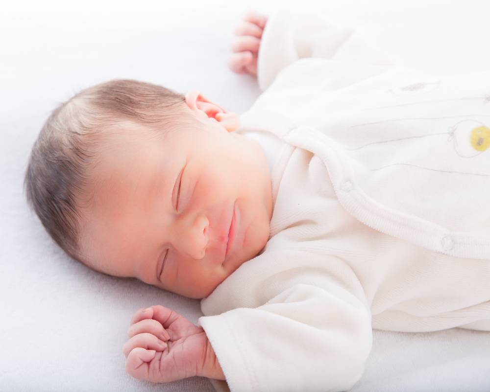 ما هي أسباب نوم الطفل حديث الولادة كثيرًا؟