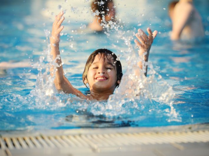 السباحة من أنواع الرياضة المناسبة للأطفال