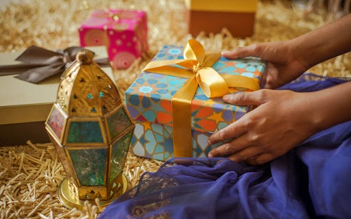 تقديم الهدايا للأطفال في شهر رمضان