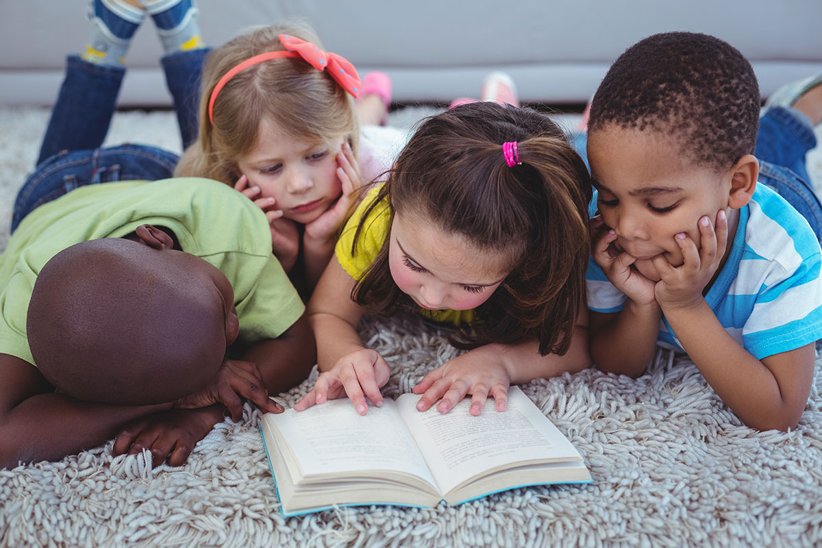 القراءة الجماعية من طرق تشجيع الطفل على القراءة