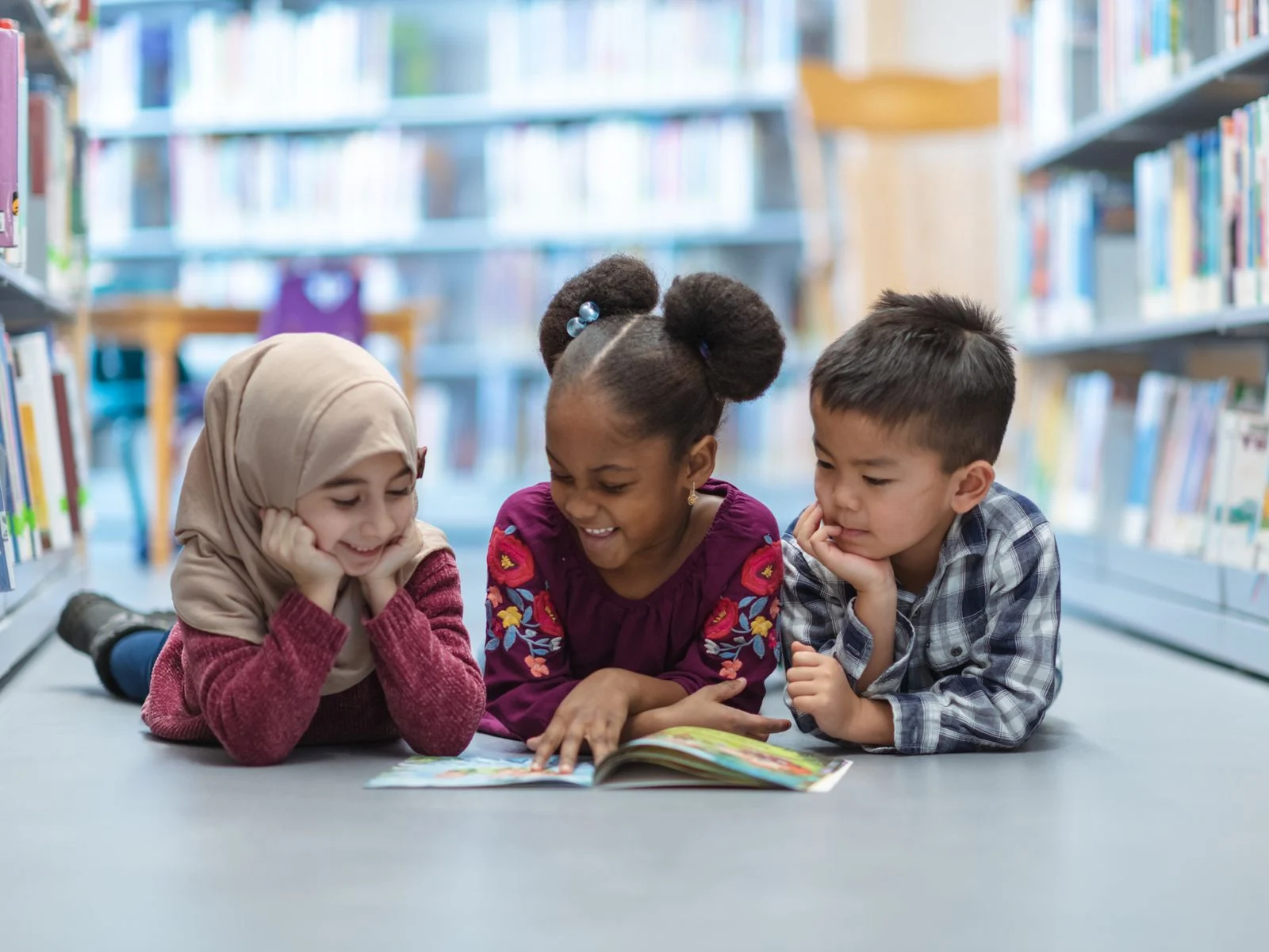 الزيارة الدورية للمكتبة من أساليب تنمية حب القراءة عند الطفل